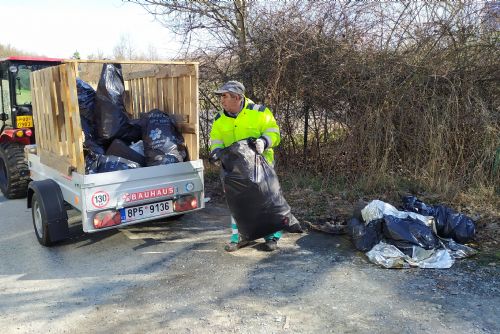 Foto: Dobrovolníci nasbírali v Černicích 13 pytlů odpadků
