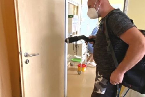 Foto: Domažlická nemocnice ošetřila kliky i zábradlí nanotechnologií 
