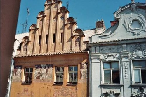Foto: Dům U Matky Boží ve Veleslavínově ulici čeká oprava sgrafit 