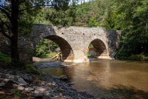 Foto: Historický most v Rabštejně nad Střelou je opraven