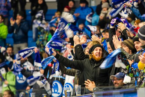 Foto: Hokejisté Plzně se radují ze zisku Prezidentského poháru