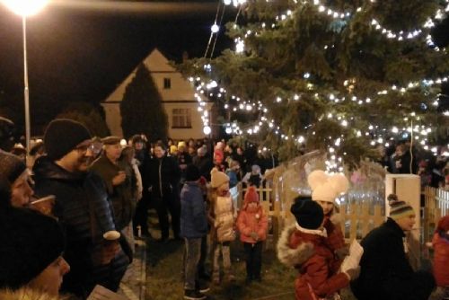 Foto: I v Radobyčicích už svítí vánoční strom