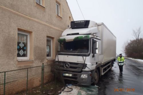 Foto: Kamion narazil v Tisové do mateřské školy