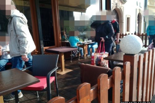 Foto: Kavárna v centru Plzně měla otevřenou předzahrádku. Zavřeli ji strážníci