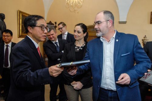 Foto: Korejský velvyslanec navštívil radnici, tématem byly Doosan Škoda Power i studentský program