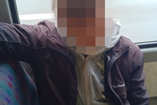Foto: Kouřil na zastávce a cestoval MHD bez roušky
