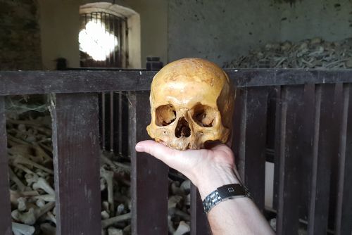 Foto: Lebka po 35 letech odpočívá zpátky v kostnici na Mouřenci