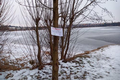 Foto: Led na rybnících láká bruslaře, strážníci v Plzni varují před probořením