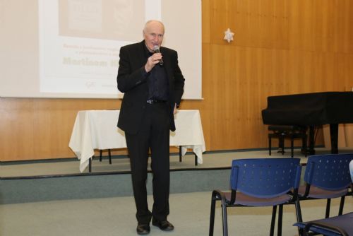 Foto: Martin Hilský přednášel na Gymnáziu Františka Křižíka o Shakespearovi