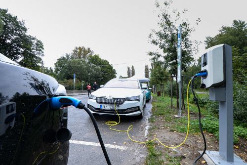Foto: Město Plzeň má svou první nabíjecí stanici pro elektromobily  