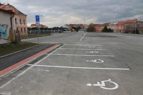 Foto: Město Plzeň vybudovalo záchytné parkoviště u autobusového nádraží, začne sloužit od středy 