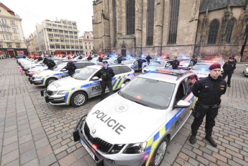 Foto: Ministr vnitra a policejní prezident předali nová služební vozidla