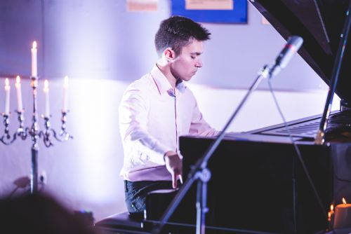 Foto: Mladý klavírista Vondráček zahajuje turné v klášteře