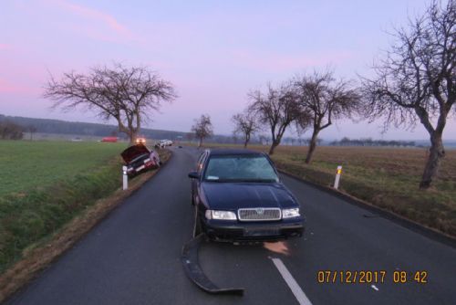 Foto: Mladý řidič se při předjíždění střetl se dvěma vozidly