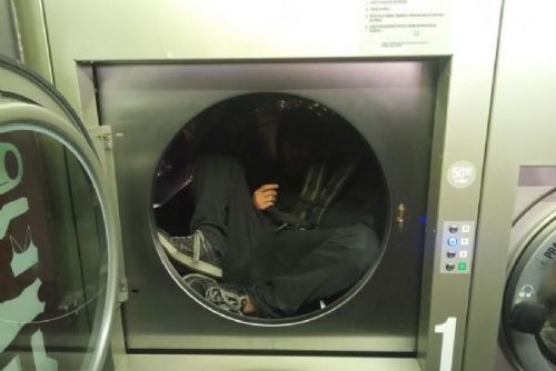 Foto: Muž si v Plzni ustlal v bubnu průmyslové pračky. Video