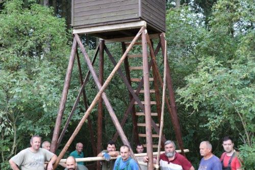 Foto: Myslivci z Litohlav budovali kazatelnu