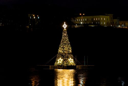 Foto: Na Borské přehradě pluje rozzářený vánoční strom