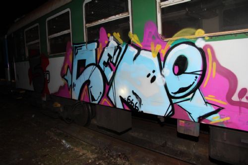 Foto: Na domažlickém nádraží pokreslil sprejer vagon