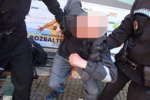 Foto: Na  lavičce u zastávky MHD v Plzni spal opilý muž bez roušky
