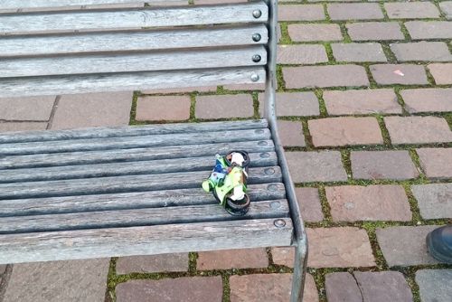 Foto: Na lavičce v centru Plzně ležela motorka s jezdcem. Je ve ztrátách a nálezech