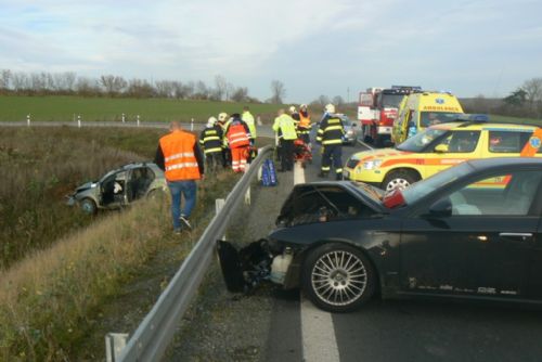 Foto: Na obchvatu Staňkova bourala dvě auta, jeden zraněný