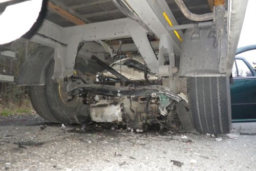 Foto: Na odpočívadle u Úlice narazil šofér do kamionu, na místě zemřel. Fotogalerie