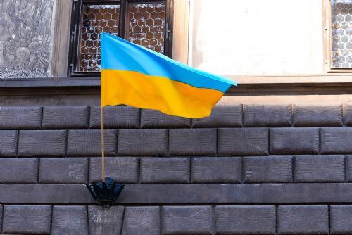 Foto: Na plzeňské radnici vlaje ukrajinská vlajka, město vyjadřuje solidaritu