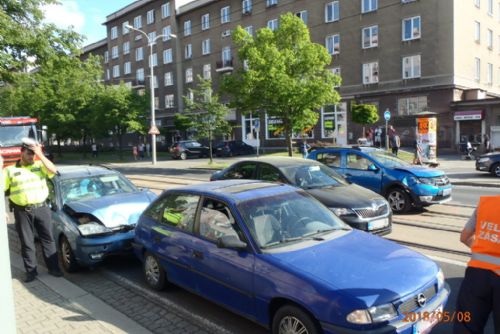 Foto: Na Slovanech bourala tři auta, zraněné odvezla záchranka 