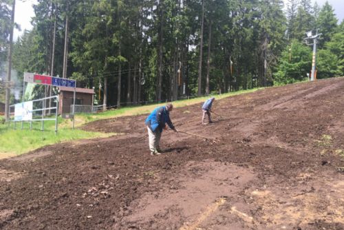 Foto: Na Špičáku revitalizují sjezdovky kompostem ze šumavských luk