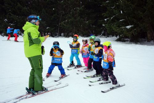 Foto: Na Špičáku se lyžuje na všech hlavních sjezdovkách, chystá se show pro děti