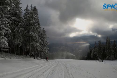 Foto: Na Špičáku se stále lyžuje na hlavní sjezdovce
