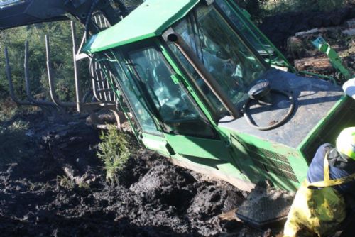 Foto: Na Tachovsku hasičský tank vyprostil z rašeliny dva lesní stroje 