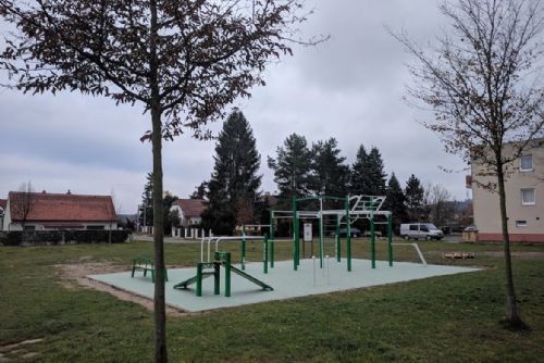 Foto: Nabídku sportovišť v Dobřanech rozšířilo očekávané workoutové hřiště