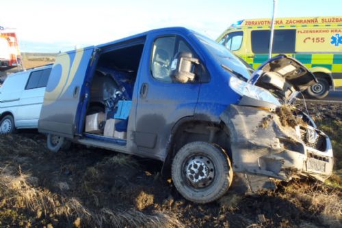 Foto: Nehoda dvou dodávek u Hunčic: Tři zranění