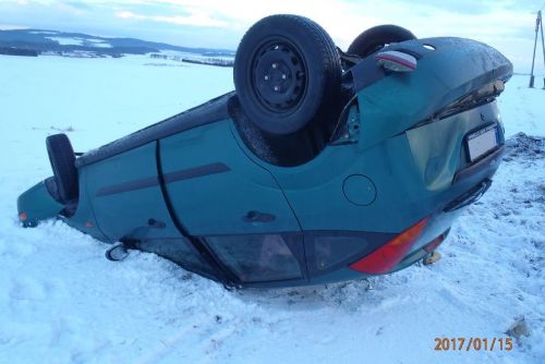 Foto: Nehoda u Bolešin: Auto s řidičkou skončilo na střeše