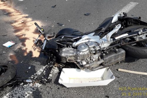 Foto: Nehoda u odbočky na Ohučov: Zraněný motorkář