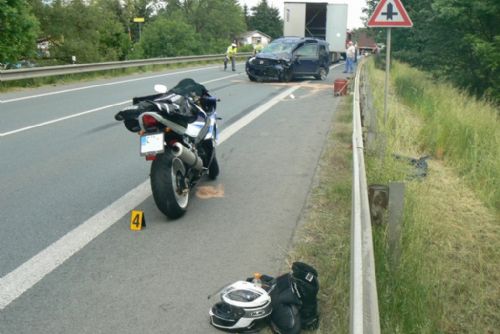 Foto: Nehodu za Horšovským Týnem odnesl zraněním motorkář