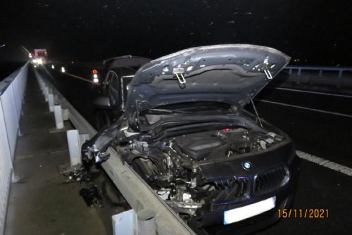 Foto: Němečtí policisté pronásledovali na D5 kradené auto, řidič spadl z mostu