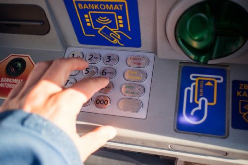 Foto: Zapomněli jste peníze v bankomatu? Zajděte na policii