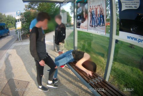 Foto: Nezletilá dívka se v Plzni opila tak, že nebyla schopna chůze
