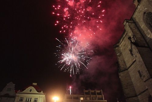 Foto: Novoroční ohňostroj bude v Plzni na náměstí, rok 2018 vítají i další města 