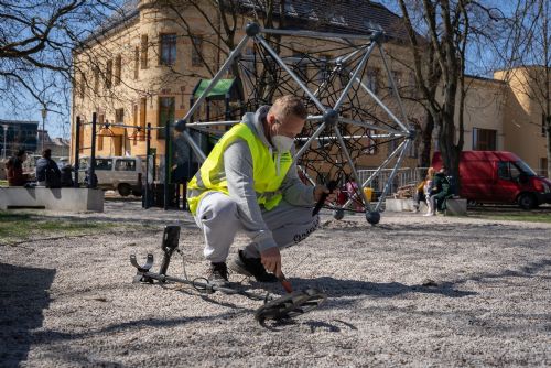 Foto: O dětská hřiště v centru Plzně se nově stará tým s detektory kovu