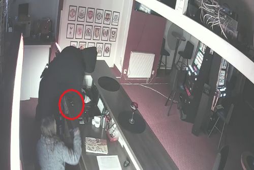 Foto: Obsluhu plzeňského baru přepadl lupič s pistolí. Nepoznáte ho?