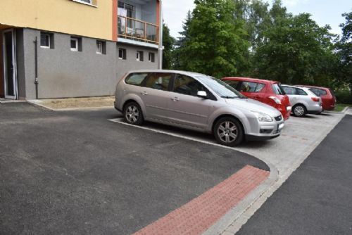 Foto: Obyvatelé domu v Manětínské 9 a 11 mají třikrát více parkovacích míst