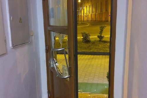 Foto: Opilec chtěl do hospody, zničil dveře