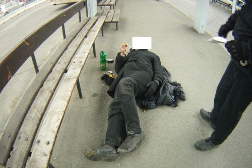 Foto: Opilec si ustlal na plzeňském autobusáku, probral se na záchytce