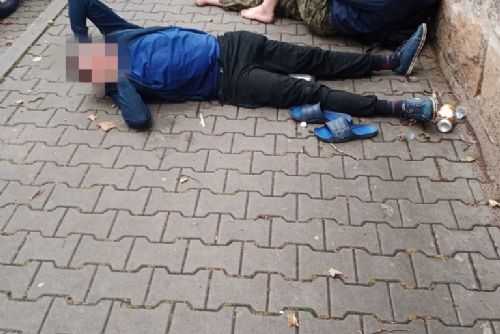 Foto: Opilí cizinci se váleli v Nerudovce, jeden nadýchal 4,38 promile