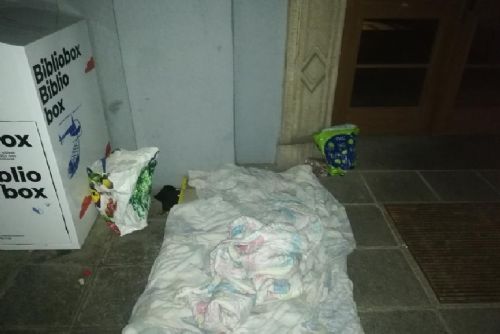 Foto: Opilý muž spal v Plzni na ulici se šestiletým synem