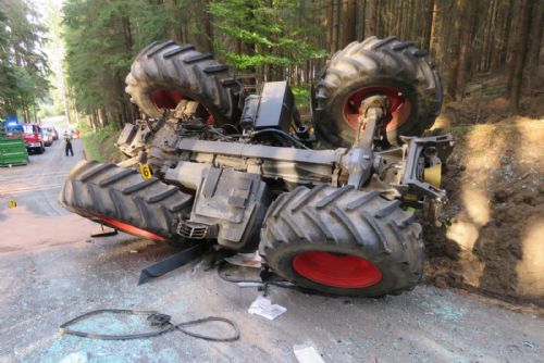Foto: Opilý traktorista boural v Dlouhém Újezdě
