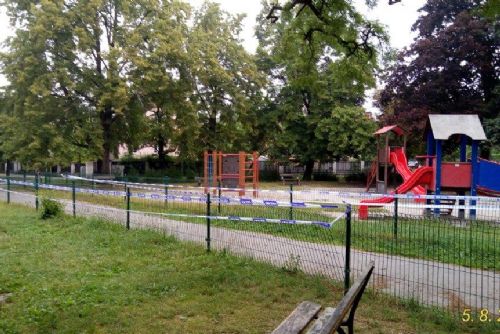 Foto: Opravy dětského hřiště Na Hvězdě po ataku vandalů finišují